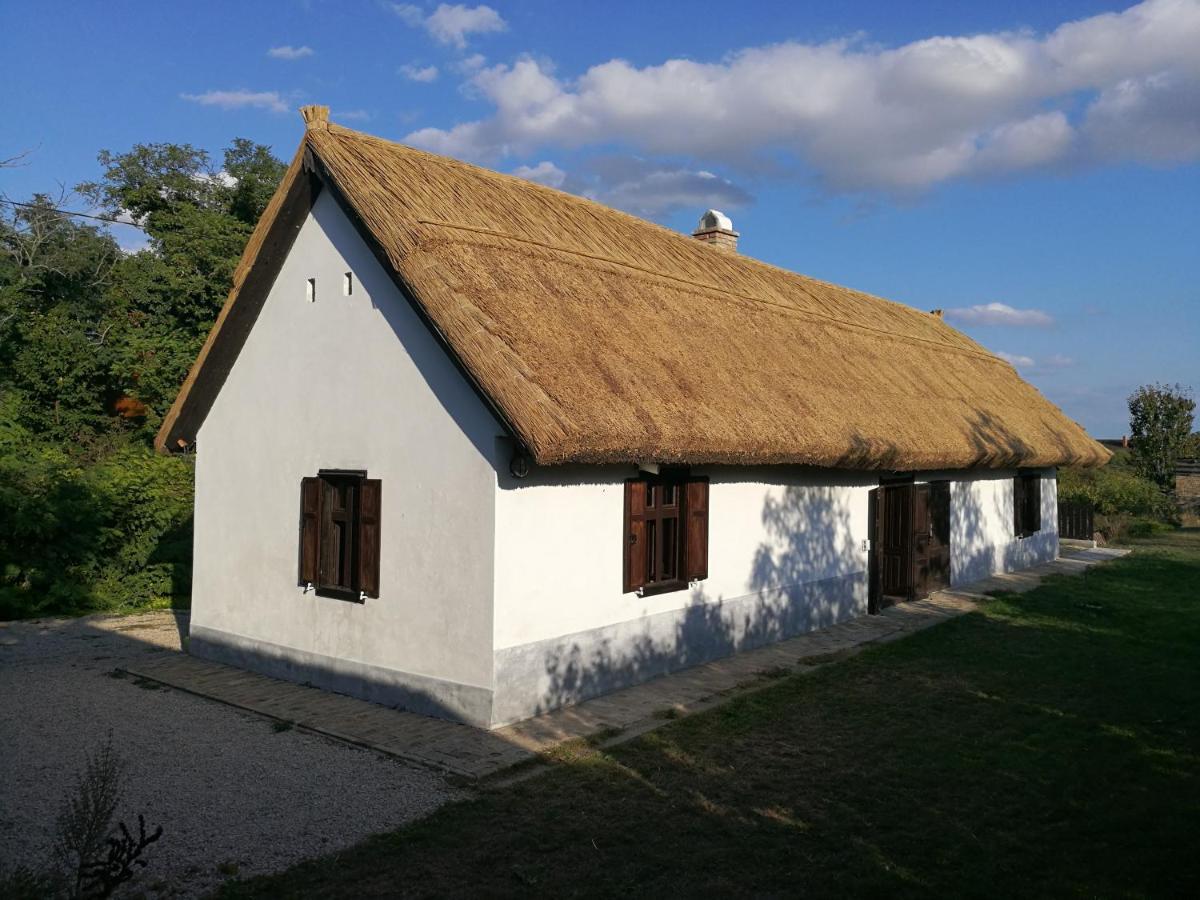 Het Fenyo Vendeghaz / Seven Pines Holiday House Villa Sukoro Exterior photo